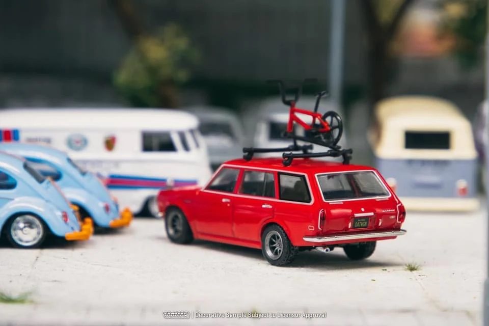 Tarmac Works 1/64 GLOBAL64 Datsun Bluebird 510 Wagon (Bicycle Included)