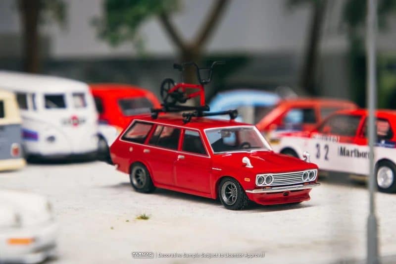 Tarmac Works 1/64 GLOBAL64 Datsun Bluebird 510 Wagon (Bicycle Included)