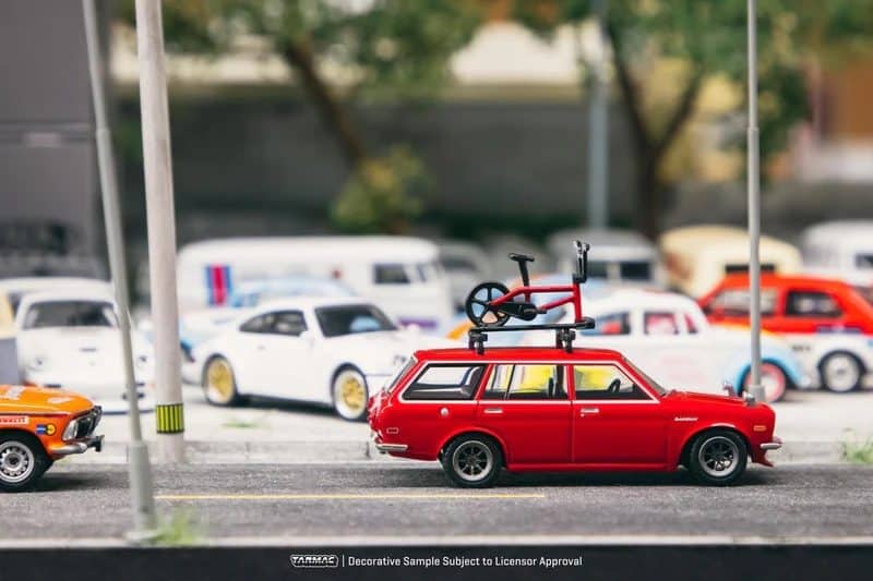 Tarmac Works 1/64 GLOBAL64 Datsun Bluebird 510 Wagon (Bicycle Included)
