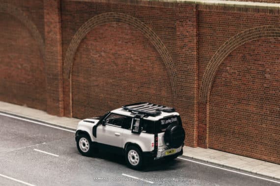 Tarmac Works 1/64 GLOBAL64 Land Rover Defender 90 White Metallic Lamley Special Edition