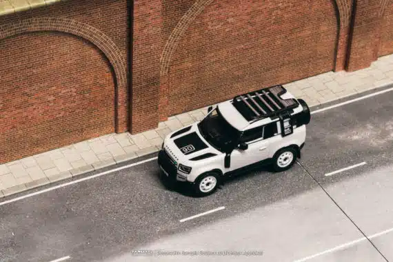 Tarmac Works 1/64 GLOBAL64 Land Rover Defender 90 White Metallic Lamley Special Edition