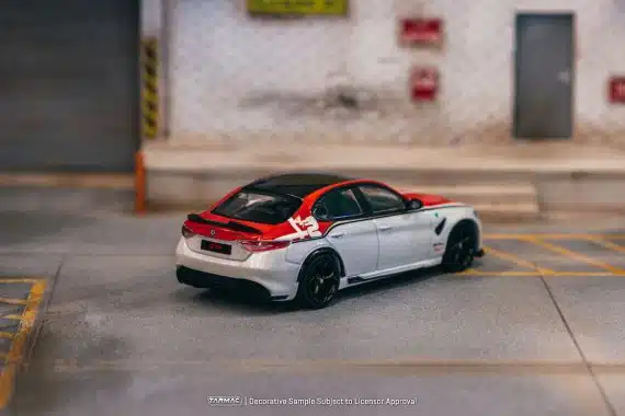 Tarmac Works 1/64 GLOBAL64 Alfa Romeo Giulia GTA Red / White
