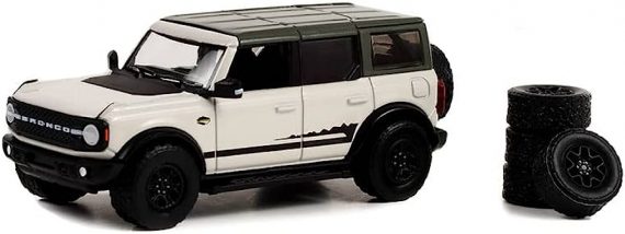 Greenlight 1/64 The Hobby Shop Series 14 - 2021 Ford Bronco Wildtrak with Spare Tires 97140-E