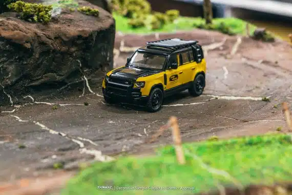 Tarmac Works 1/64 COLLAB64 Land Rover Defender 110 Trophy Edition T64G-020-TE