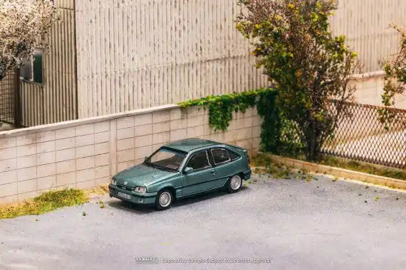 Tarmac Works 1/64 GLOBAL64 Opel Kadett GSi Green Metallic T64G-065-GR