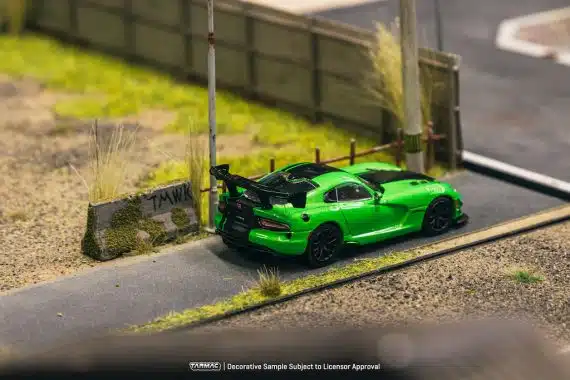 Tarmac Works 1/64 GLOBAL64 Dodge Viper ACR Extreme Green Metallic T64G-TL028-GR