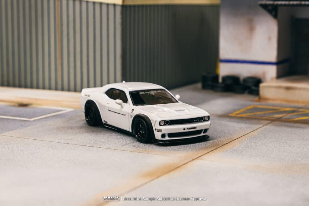 Tarmac Works GLOBAL64 LB-WORKS Dodge Challenger SRT Hellcat White T64G-TL039-WH