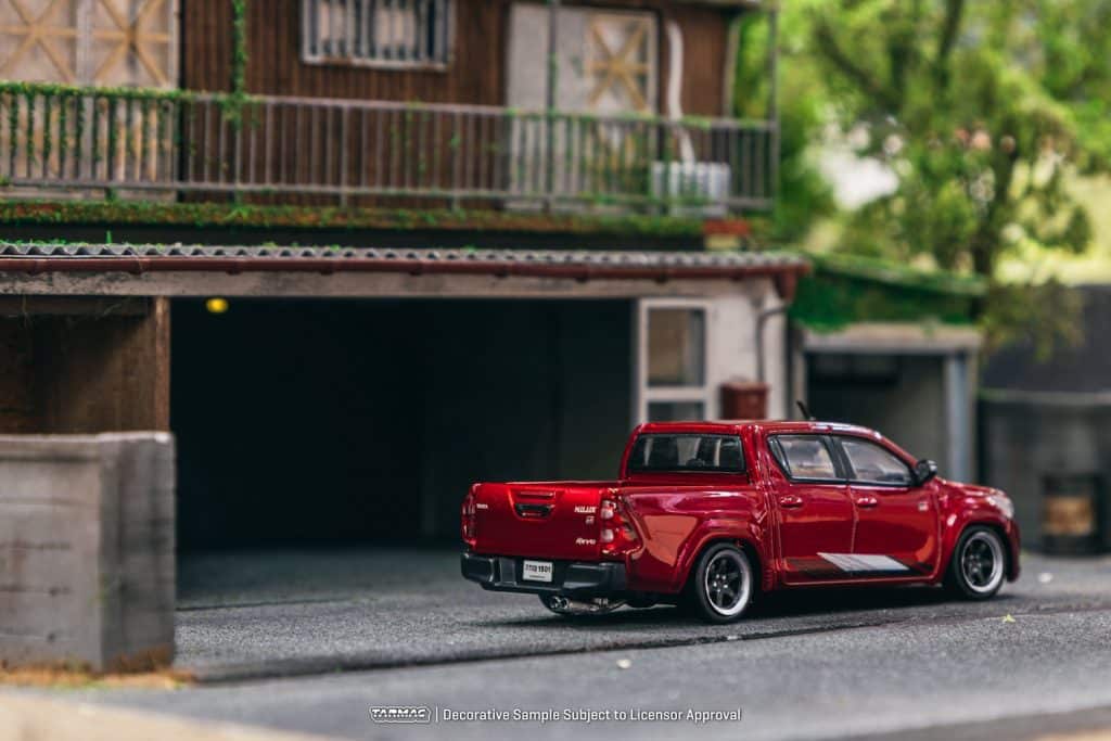 Tarmac Works 1/64 ROAD64 Toyota Hilux Red T64R-041-RE