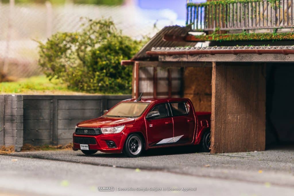 Tarmac Works 1/64 ROAD64 Toyota Hilux Red T64R-041-RE