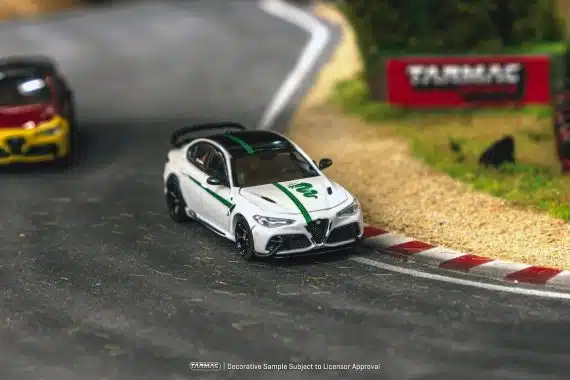 Tarmac Works 1/64 GLOBAL64 Alfa Romeo Giulia GTAm White / Green T64G-TL031-MWG