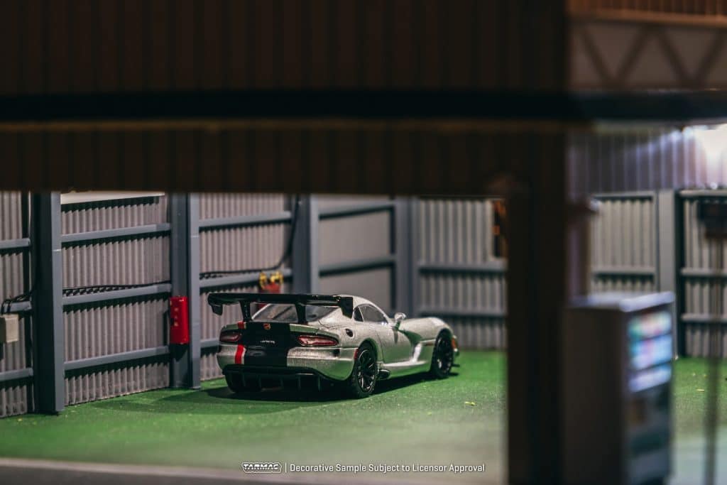 Tarmac Works 1/64 GLOBAL64 Dodge Viper ACR Extreme Silver Metallic T64G-TL028-SL