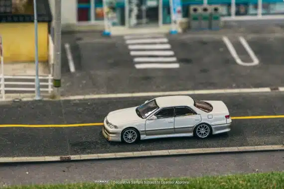 Tarmac Works 1/64 GLOBAL64 VERTEX Toyota Mark II JZX100 White Metallic T64G-024-WH