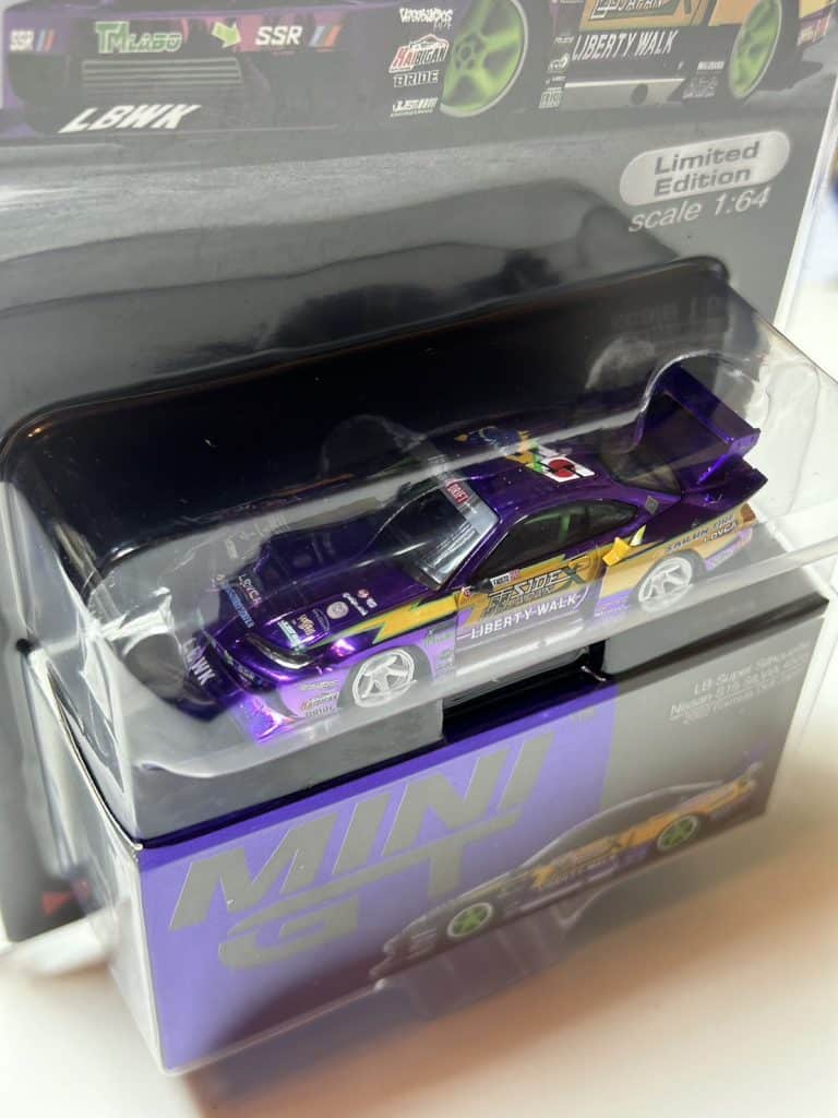 MINI GT No.576 Chase Car Nissan S15 SILVIA LB-Super Silhouette #555 2022 Formula Drift Japan RHD / pcs USA Blister Packaging MGT00576-MJC