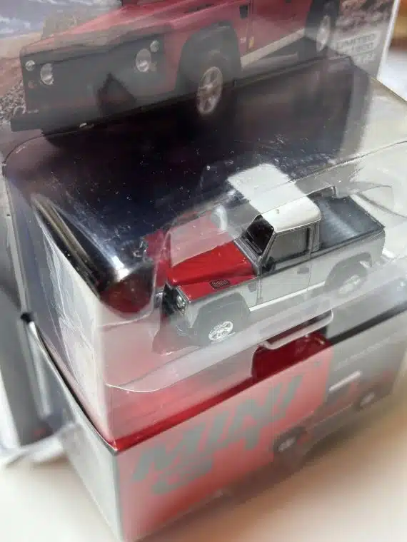 MINI GT No.323 Chase Car Land Rover Defender 90 Pickup Masai Red LHD / USA Blister Packaging MGT00323-MJC