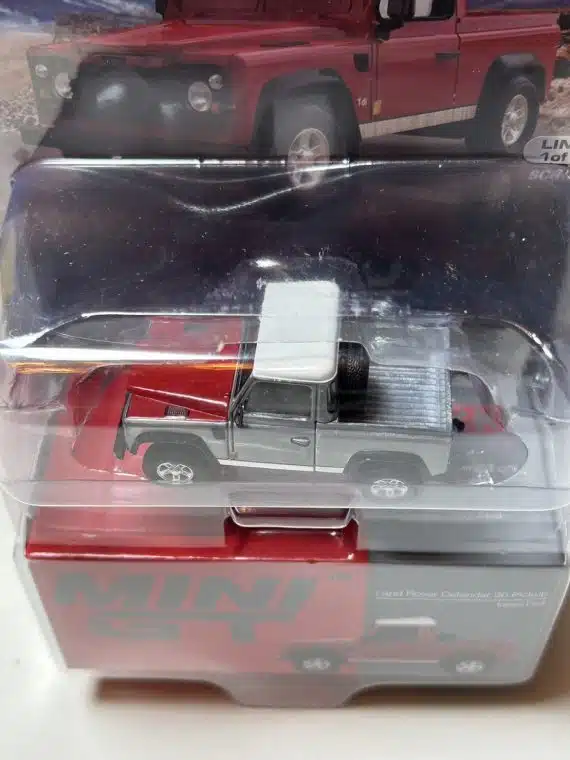 MINI GT No.323 Chase Car Land Rover Defender 90 Pickup Masai Red LHD / USA Blister Packaging MGT00323-MJC