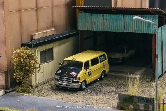 Tarmac Works 1/64 GLOBAL64 Dodge Van Yellow T64G-TL032-YL