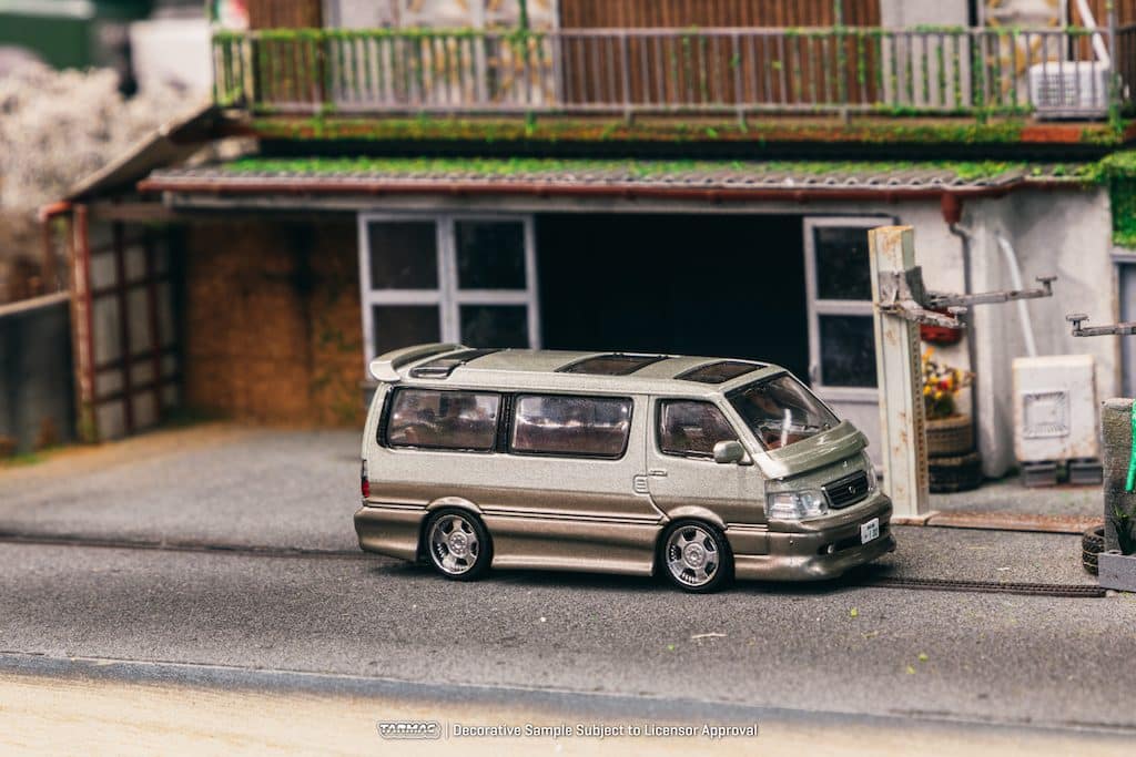 Tarmac Works 1/64 ROAD64 Toyota Hiace Wagon Custom Silver / Brown T64R-078-BR