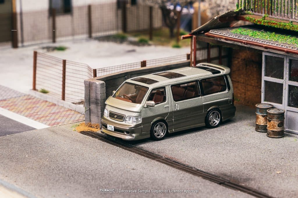 Tarmac Works 1/64 ROAD64 Toyota Hiace Wagon Custom Silver / Brown T64R-078-BR