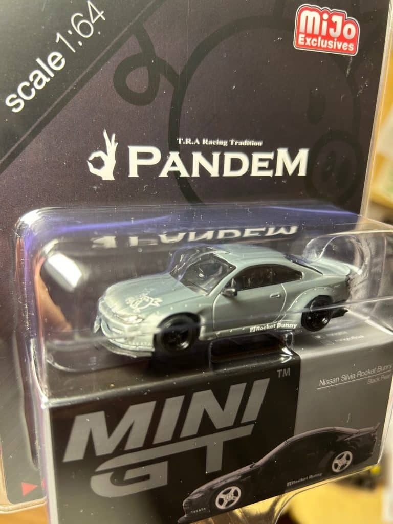 MINI GT No.602 Chase Car Nissan Silvia (S15) Rocket Bunny Black Pearl USA Blister Packaging RHD MGT00602-MJC