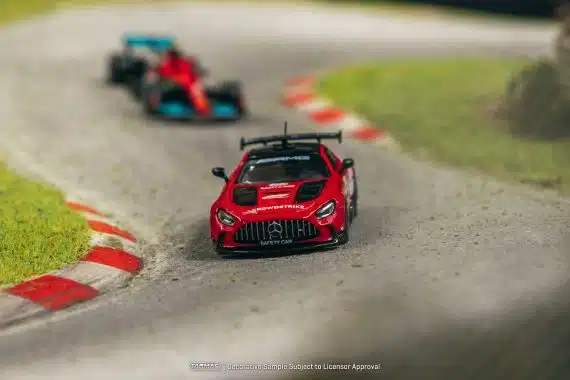 Tarmac Works 1/64 GLOBAL64 Mercedes-Benz AMG GT Black Series Safety Car T64G-042-SC