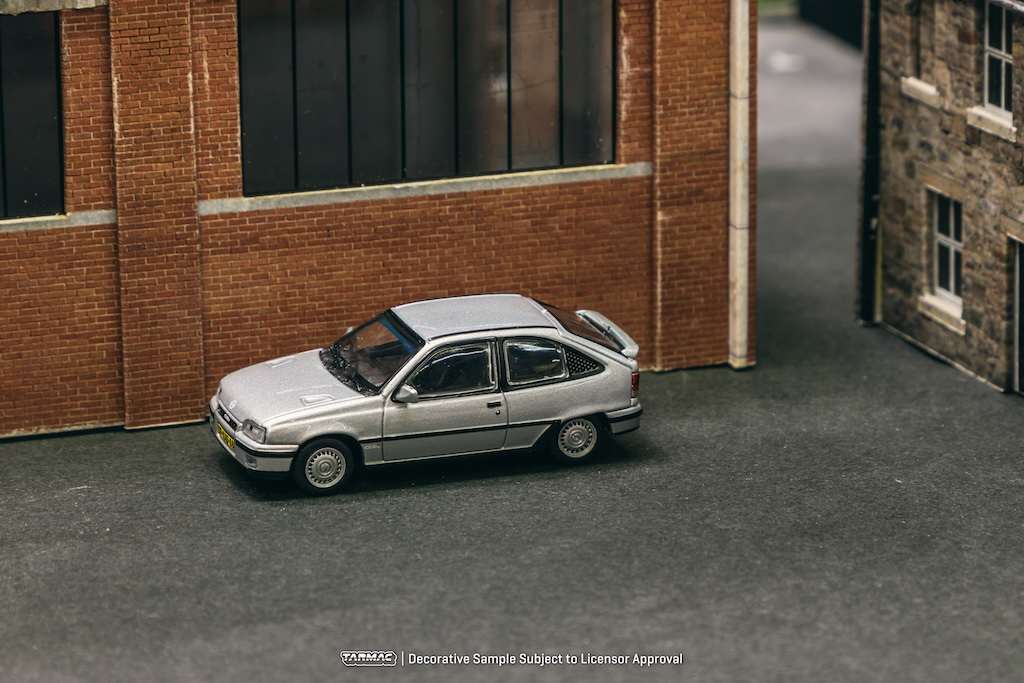 Tarmac Works 1/64 GLOBAL64 Opel Kadett GSi Silver T64G-065-SL