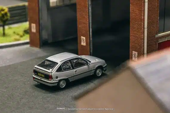 Tarmac Works 1/64 GLOBAL64 Opel Kadett GSi Silver T64G-065-SL