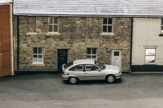 Tarmac Works 1/64 GLOBAL64 Opel Kadett GSi Silver T64G-065-SL