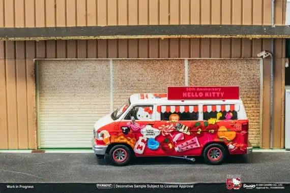 Tarmac Works 1:64 GLOBAL64 Dodge Van Hello Kitty Food Truck