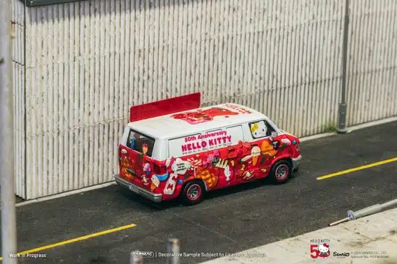 Tarmac Works 1:64 GLOBAL64 Dodge Van Hello Kitty Food Truck
