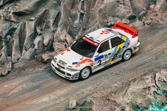 Tarmac Works 1:64 GLOBAL64 Mitsubishi Lancer Evolution III Hong Kong-Beijing Rally 1995 Winner T64G-050-95HKBR02