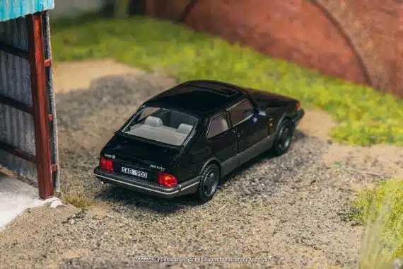 Tarmac Works 1:64 GLOBAL64 Saab 900 Turbo Black T64G-056-BK