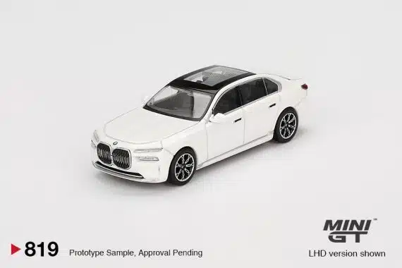 MINI GT No.819 BMW i7 xDrive60 Mineral White MGT00819