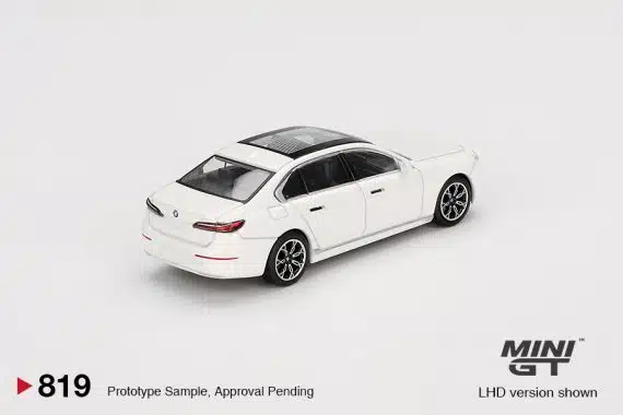 MINI GT No.819 BMW i7 xDrive60 Mineral White MGT00819