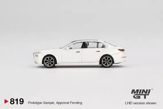 MINI GT No.819 BMW i7 xDrive60 Mineral White MGT00819