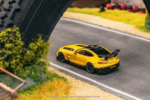 Tarmac Works 1:64 GLOBAL64 Mercedes-Benz AMG GT Black Series SHMEE150