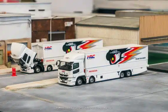 Tarmac Works 1:64 TRUCK64 Mitsubishi Fuso Super Great TEAM MUGEN T64T-TL001-MU