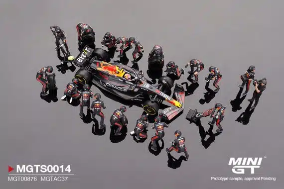 MINI GT Oracle Red Bull Racing RB19 #1 Max Verstappen  2023 F1 2023 Japanese Grand Prix Pit Crew Set