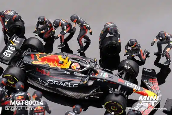 MINI GT Oracle Red Bull Racing RB19 #1 Max Verstappen  2023 F1 2023 Japanese Grand Prix Pit Crew Set