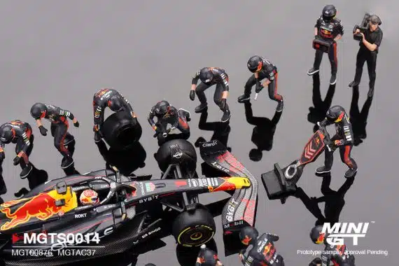MINI GT Oracle Red Bull Racing RB19 #1 Max Verstappen  2023 F1 2023 Japanese Grand Prix Pit Crew Set