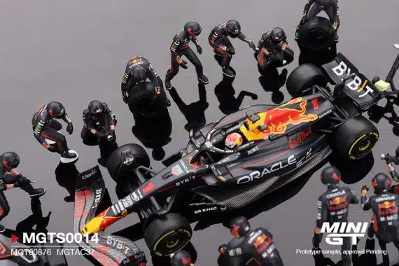MINI GT Oracle Red Bull Racing RB19 #1 Max Verstappen  2023 F1 2023 Japanese Grand Prix Pit Crew Set