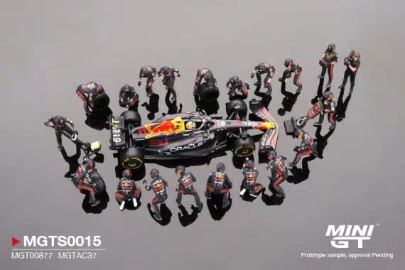 MINI GT Oracle Red Bull Racing RB19 #11 Sergio Pérez 2023 F1 2023 Japanese Grand Prix Pit Crew Set