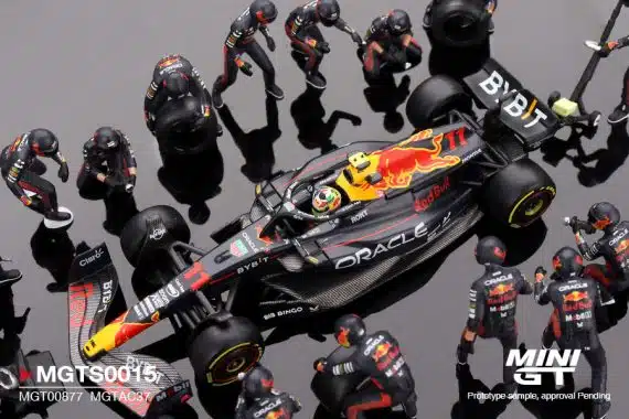 MINI GT Oracle Red Bull Racing RB19 #11 Sergio Pérez 2023 F1 2023 Japanese Grand Prix Pit Crew Set