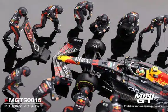 MINI GT Oracle Red Bull Racing RB19 #11 Sergio Pérez 2023 F1 2023 Japanese Grand Prix Pit Crew Set