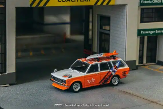 Tarmac Works 1:64 GLOBAL64 Datsun Bluebird 510 Wagon FANTA T64G-026-FA