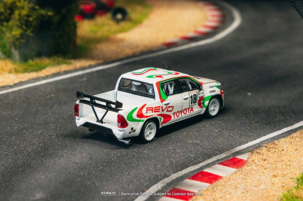 Tarmac Works 1:64 HOBBY64 Toyota Hilux White T64-041-WH2