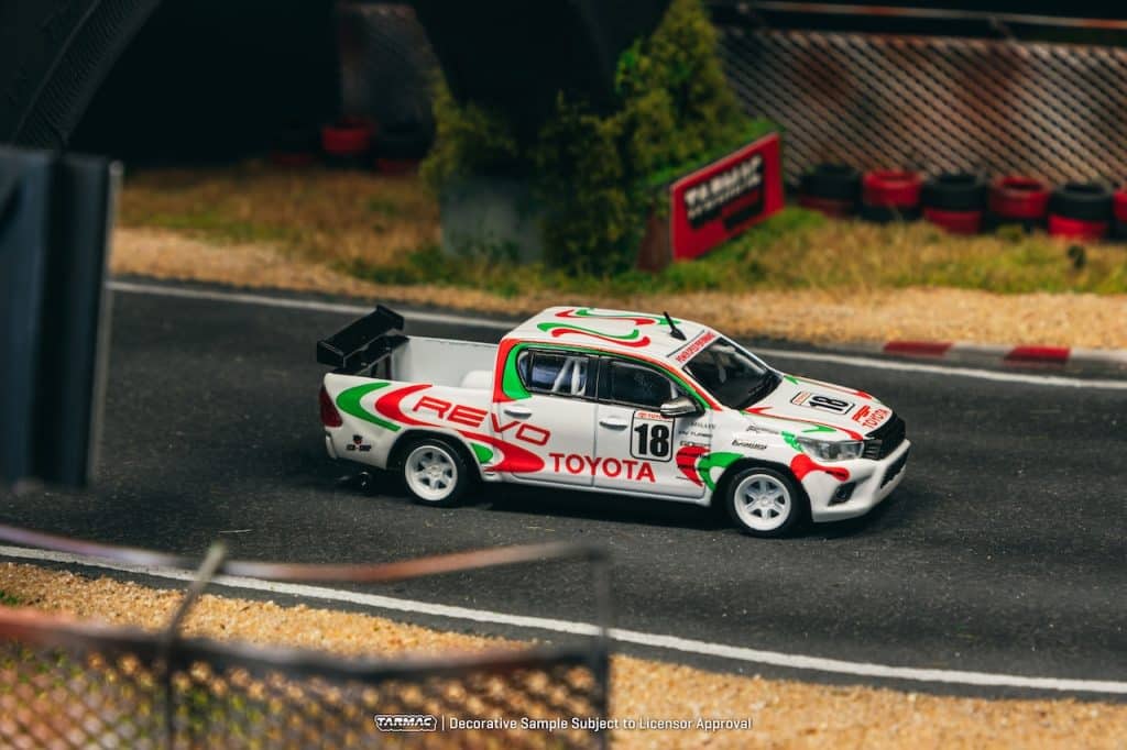 Tarmac Works 1:64 HOBBY64 Toyota Hilux White T64-041-WH2