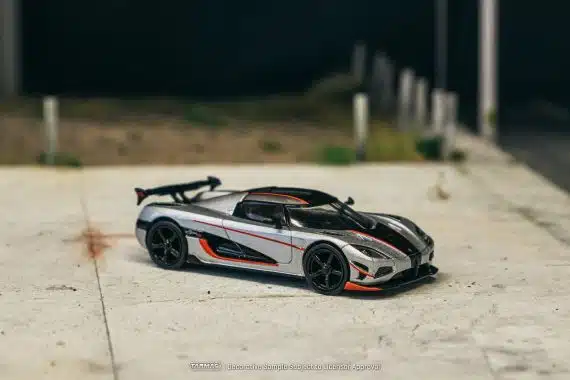 Tarmac Works 1:64 GLOBAL64 Koenigsegg Agera RS Moon Silver / Black T64G-TL005-MS