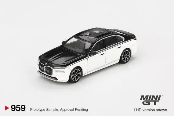 MINI GT No.959 BMW i7 xDrive60 Alpine White / Black Sapphire MGT00959