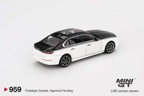 MINI GT No.959 BMW i7 xDrive60 Alpine White / Black Sapphire MGT00959