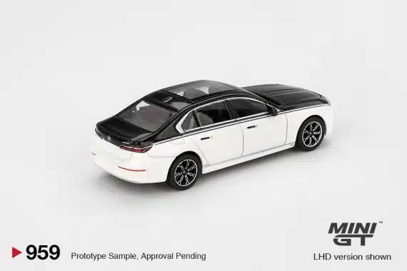 MINI GT No.959 BMW i7 xDrive60 Alpine White / Black Sapphire MGT00959